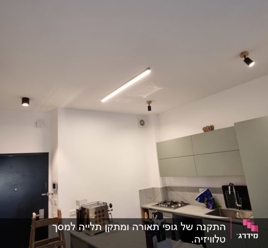 סולם עץ במטבח ליד אי עבודה